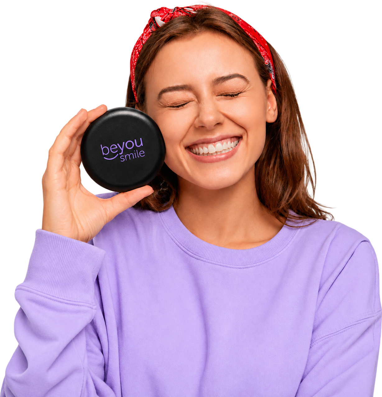 Mulher sorrindo e segurando o estojo de alinhadores Beyou Smile